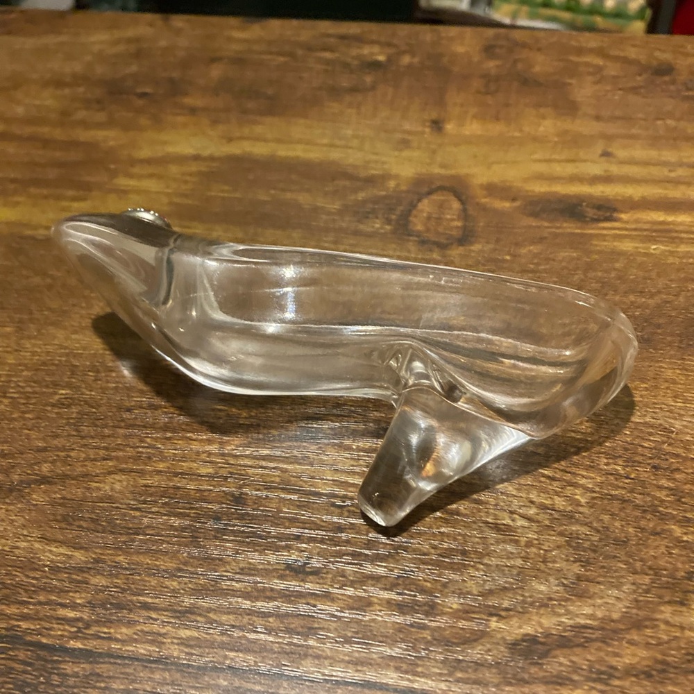 Cinderella's glass slipper with red crystal heart buckle in front - Picture 5 of 7